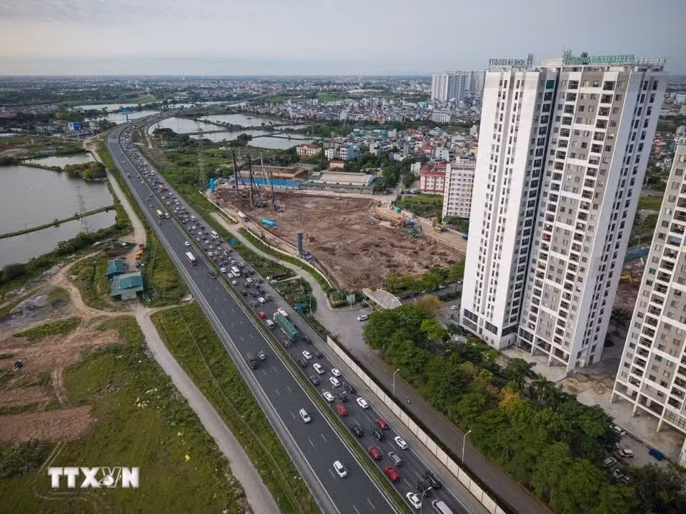 Поток транспорта покидает Ханой довольно рано. Фото: ВИА.