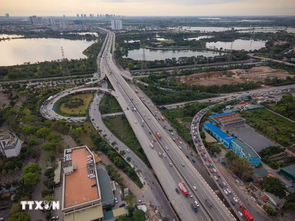 Крупная транспортная развязка на южном въезде в Ханой начинает заполняться, транспорт движется в различных направлениях в соседние провинции. Фото: ВИА.