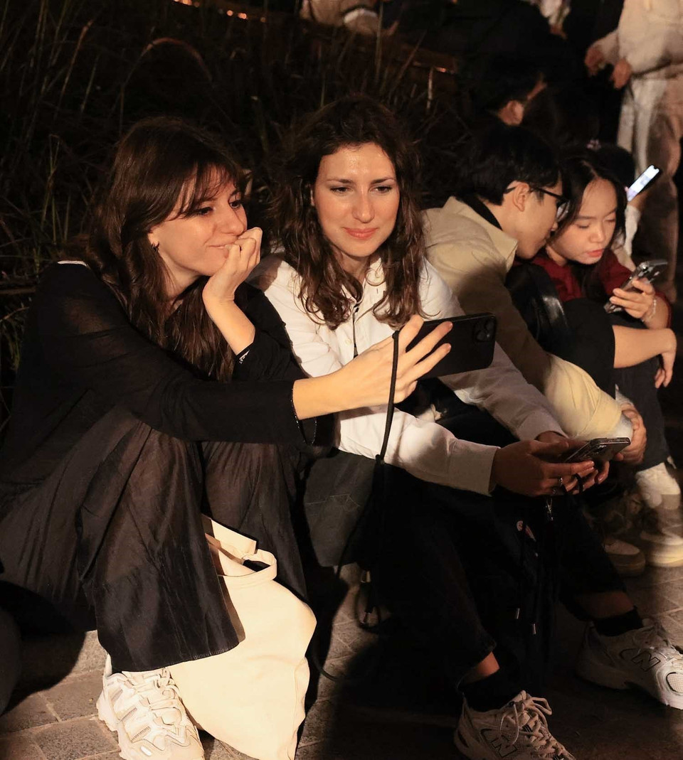 Туристы запечатлевают мгновения ожидания Нового 2026 года в районе озера Хоанкием. Фото: ВИА.