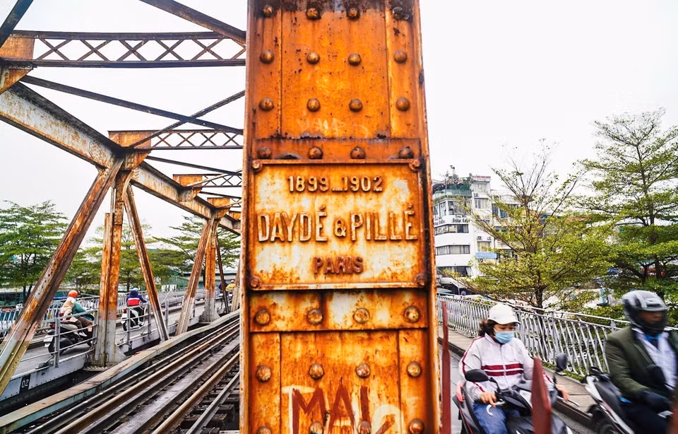 Мост был построен в период с 1898 по 1902 год французской компанией Daydé &amp; Pillé. И поныне на его устое сохранилась металлическая табличка с выгравированной информацией о сроках строительства и подрядчике: «1899 – 1902 – Daydé &amp; Pillé – Paris». Фото: ВИА.