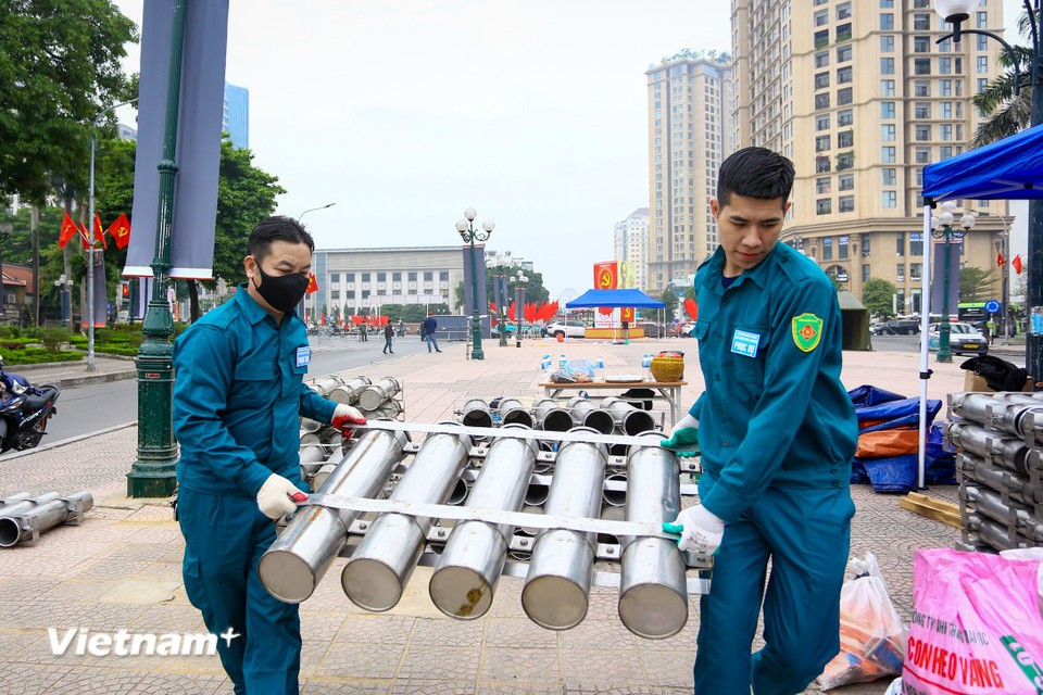 Зона запуска фейерверков ограждена и находится под строгим контролем для обеспечения безопасности.