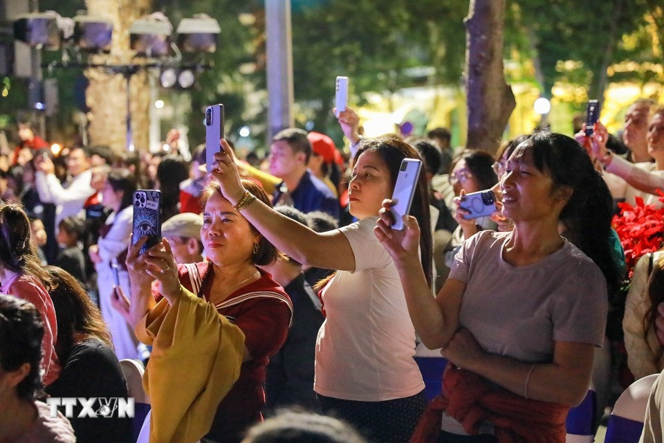Ровно в 20 часов вокруг озера Хогуом были включены световые инсталляции различных цветов, центром которых стала Башня Черепахи. Многие жители и туристы запечатлевали происходящее на мобильные телефоны.