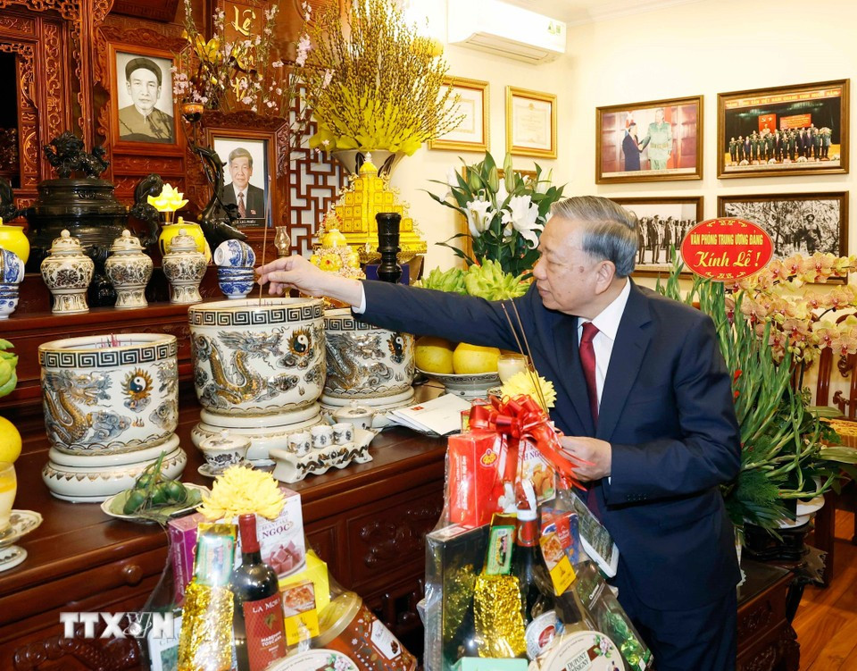 Генеральный секретарь То Лам возложил благовония в память о Генеральном секретаре Ле Кха Фиеу. Фото: ВИА.