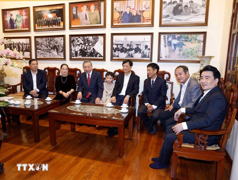 Генеральный секретарь То Лам навестил родственников Генерального секретаря Ле Кха Фиеу. Фото: ВИА.