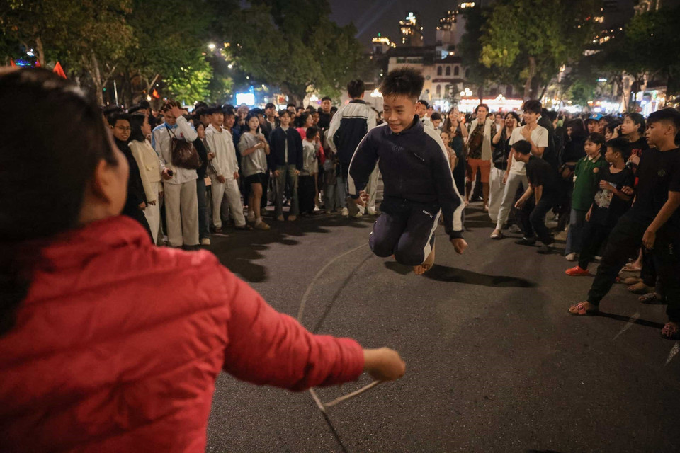 Жители наслаждаются праздничной атмосферой в преддверии встречи Нового 2026 года. Фото: ВИА.