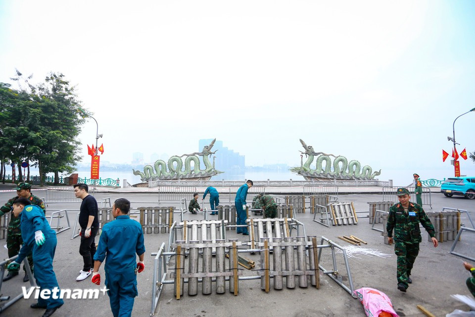 Подразделения оперативно завершают установку пусковых установок, фиксируют каркасы и размещают позиции в соответствии с утвержденной схемой.