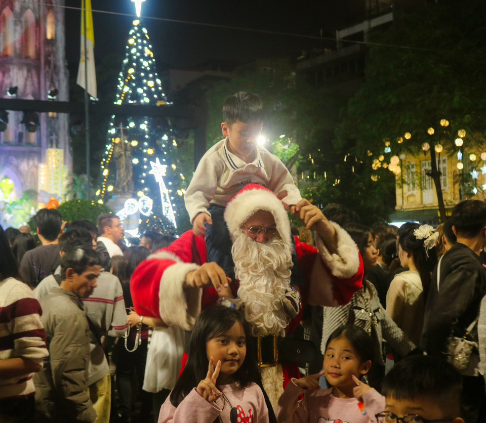 Многие переодевались в Деда Мороза и раздавали подарки детям.