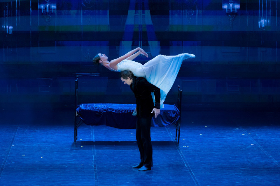 По сравнению с романом балет сосредоточен на основной сюжетной линии, изображая трагедию женщины, разрываемой между жаждой любви и общественными условностями.