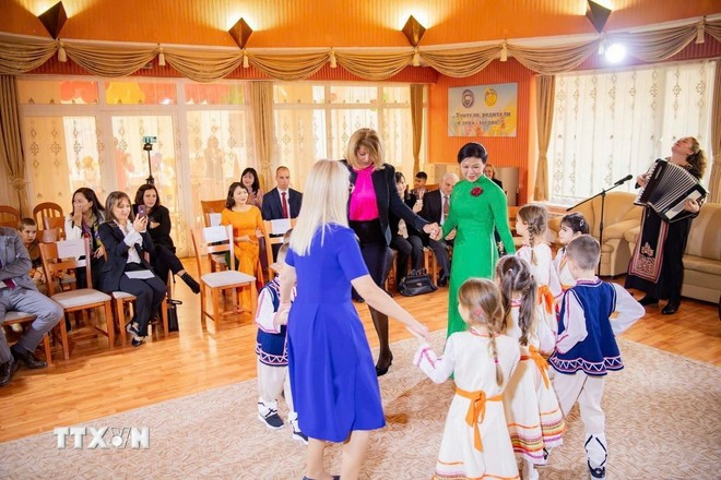 Две супруги, держась за руки с детьми, вместе исполнили болгарский народный танец — весёлые, искренние движения стали словно мостиками, соединяющими две культуры. Фото: ВИА.