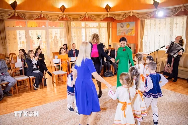 Две супруги, держась за руки с детьми, вместе исполнили болгарский народный танец — весёлые, искренние движения стали словно мостиками, соединяющими две культуры. Фото: ВИА.