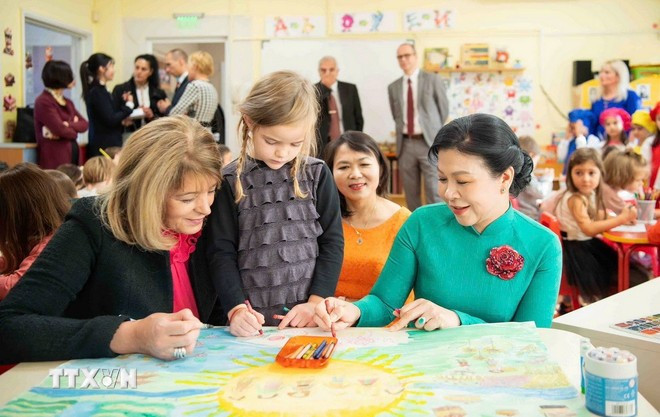 В классе рисования две первые леди вместе с детьми завершили совместную картину, посвящённую дружбе между Вьетнамом и Болгарией. Фото: ВИА.