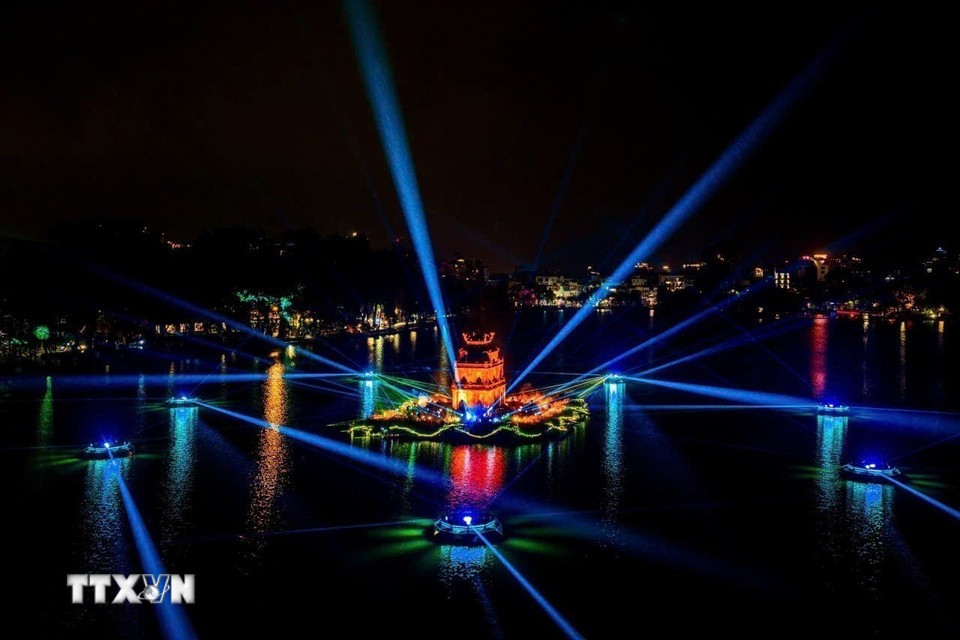 Проект художественной подсветки был синхронно реализован по всему периметру озера Хоанкием, с обеспечением гармонии с культурно-историческим пространством центральной части столицы.