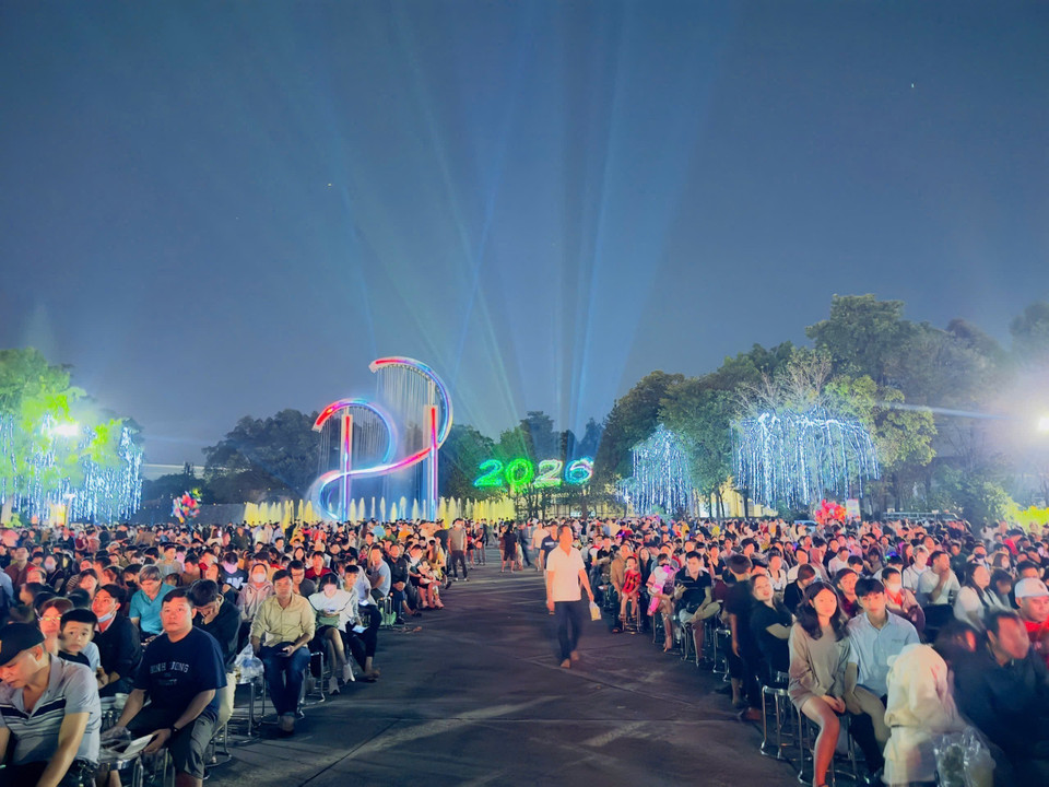 Жители собрались в квартале Биньзыонг, чтобы посмотреть художественную программу и встретить новогоднюю ночь. Фото: ВИА.