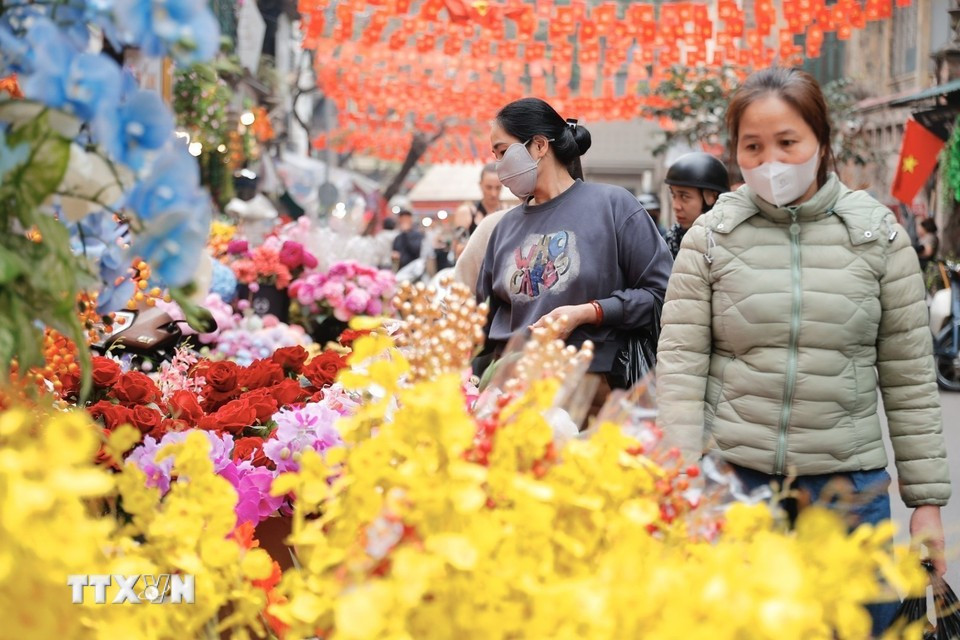 Жители приходят на цветочный рынок, чтобы прогуляться и совершить покупки в преддверии Тэт. Фото: ВИА.