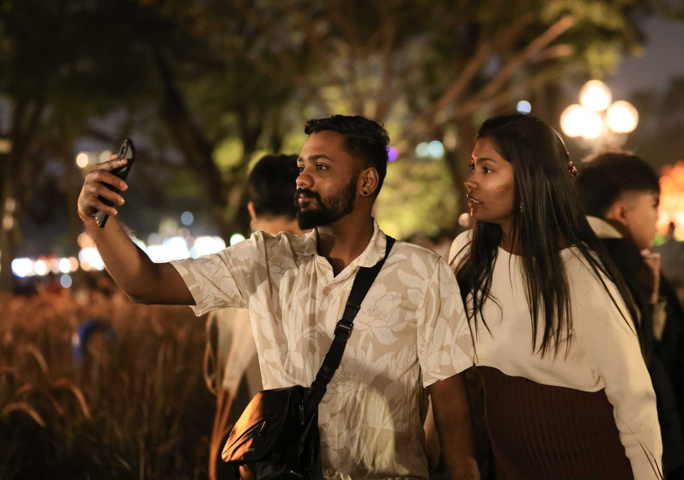 Туристы запечатлевают мгновения ожидания Нового 2026 года в районе озера Хоанкием. Фото: ВИА.