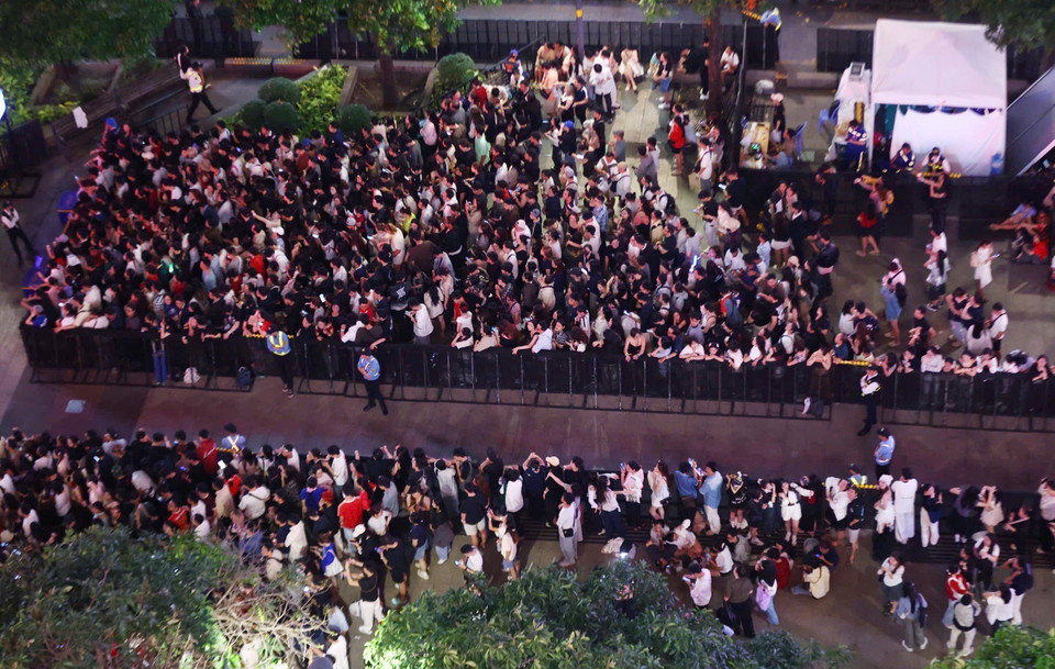 Жители города Хошимин массово собрались в пешеходной зоне улицы Нгуен Хюэ (квартал Сайгон), чтобы посмотреть художественные выступления и праздничный фейерверк. Фото: ВИА.