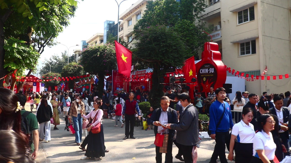 В этом году мероприятие прошло в крупнейшем масштабе за всё время — 128 павильонов от 50 посольств, 20 местных внешнеполитических ведомств, 8 подразделений Министерства иностранных дел и множества международных компаний. Фестиваль организован Департаментом обслуживания дипломатического корпуса под руководством Ле Нгует Ань — супруги министра иностранных дел Ле Хоай Чунга.