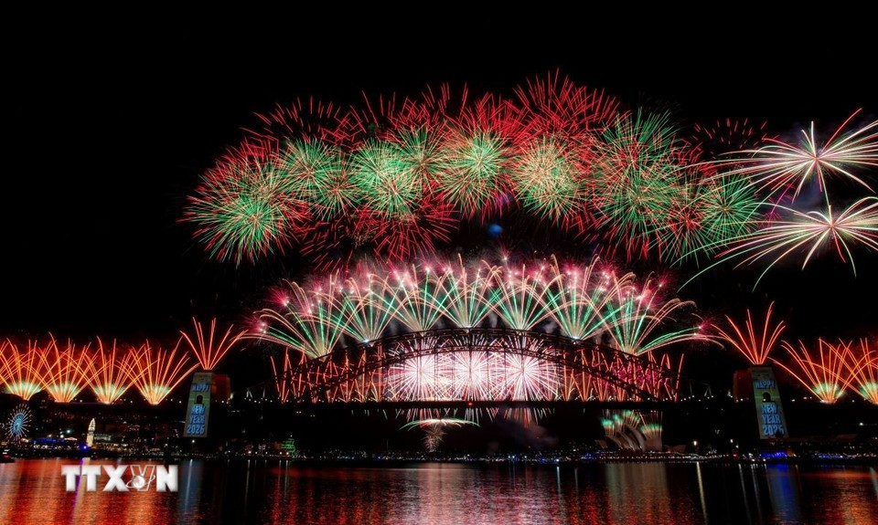 Яркий фейерверк в честь Нового 2026 года на мосту Харбор-Бридж в Сиднее, Австралия. Фото: Синьхуа/ВИА.