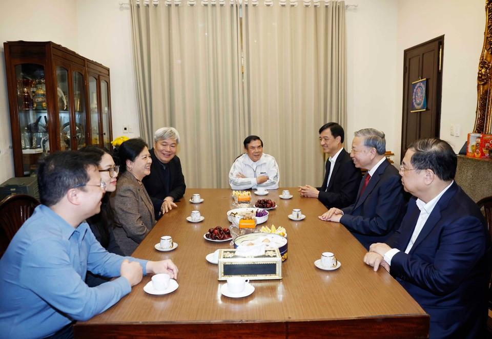 Генеральный секретарь То Лам навестил родственников Генерального секретаря До Мыой. Фото: ВИА.