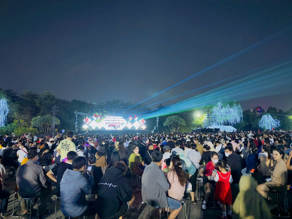 Художественная программа, посвящённая встрече Нового 2026 года в квартале Биньзыонг, привлекла большое количество жителей. Фото: ВИА.