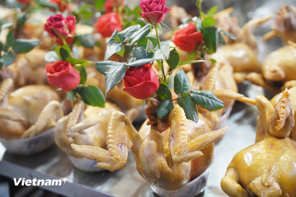 Курица с розой в клюве является самым востребованным товаром в этом квартале. Куры представлены в разных размерах, средняя цена колеблется в пределах около 500 000–700 000 донгов за одну. Фото:Vietnam+.