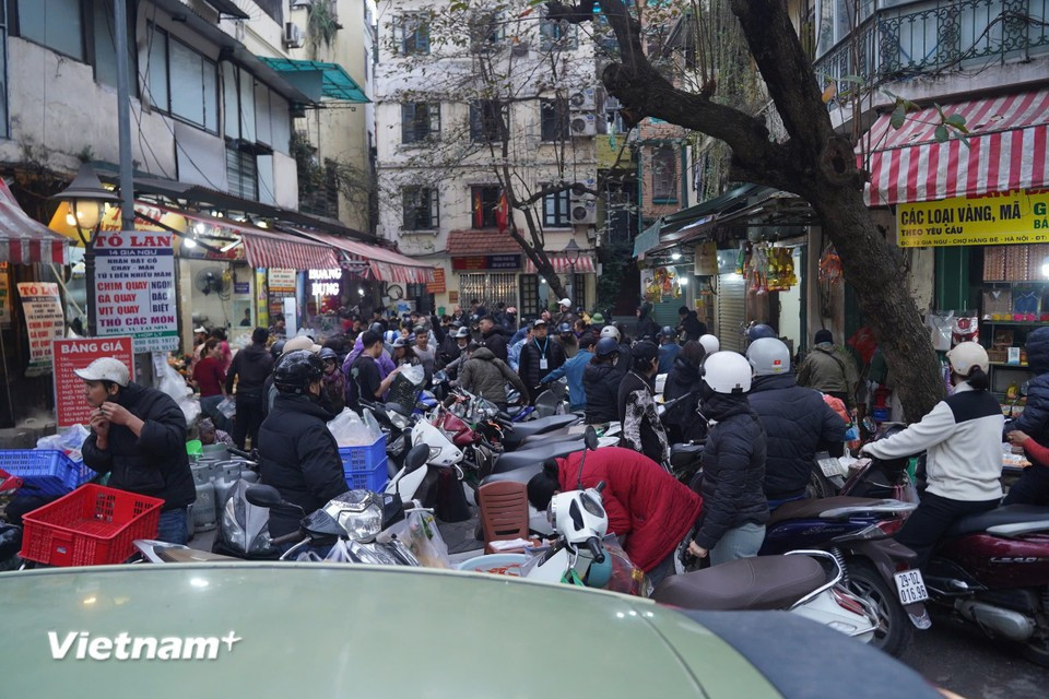 С раннего утра рынок был переполнен людьми, покупающими подношения для «провожания» Онг Конга и Онг Тао на Небо. Фото: Vietnam+.