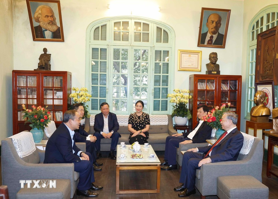 Генеральный секретарь То Лам навестил родственников Генерального секретаря Ле Зуана. Фото: ВИА.