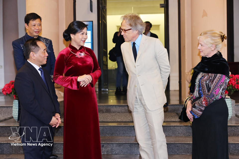 Герцог и его супруга выразили восхищение разнообразием материалов и техник, особо отметив искусство лаковой живописи — форму, сочетающую традиционное мастерство и дух новаторства. Фото: ВИА.