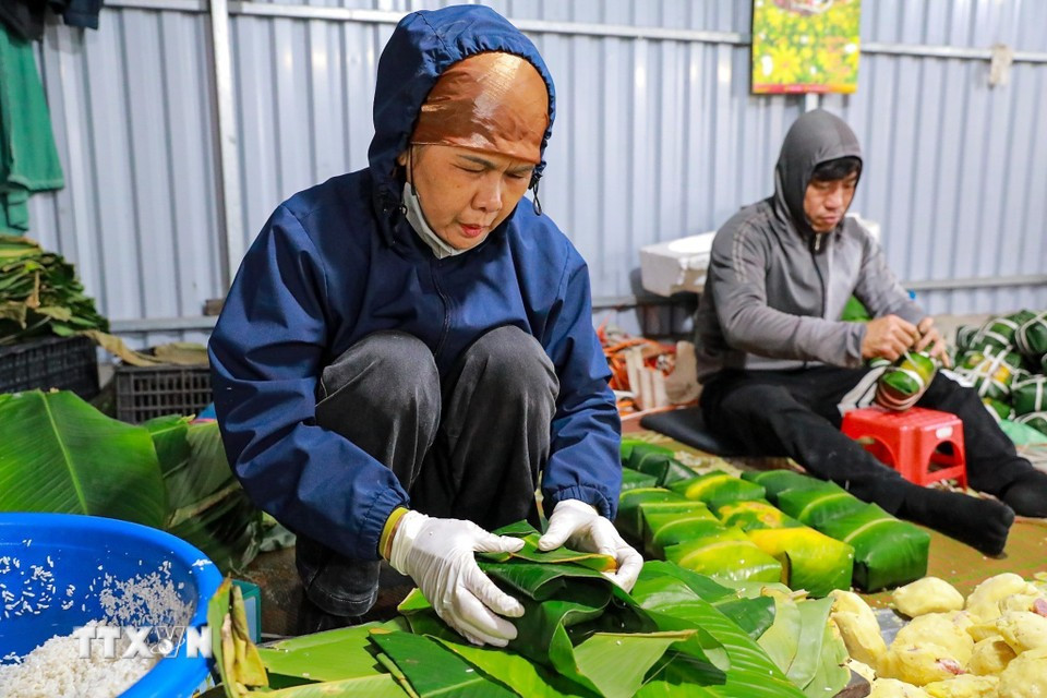 Ловкие руки мастера быстро заворачивают пироги; каждый ровный квадратный сгиб свидетельствует о мастерстве, накопленном за многие годы работы в ремесле. Фото: ВИА.