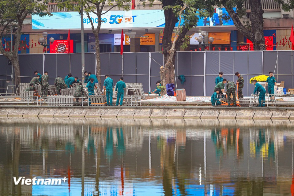 В период празднования Нового года по григорианскому календарю 2026 в Ханой будут организованы 5 площадок с 6 позициями запуска фейерверков: у штаб-квартиры газеты «Новый Ханой» и на площади перед Главпочтамтом Ханоя (квартал Хоанкием), на острове Зыа — в Парке Единства (квартал Хайбачынг), на территории трассы F1 (квартал Тулием), в саду Лак Лонг Куан (квартал Тэйхо) и у озера Ванкуан (квартал Хадонг).