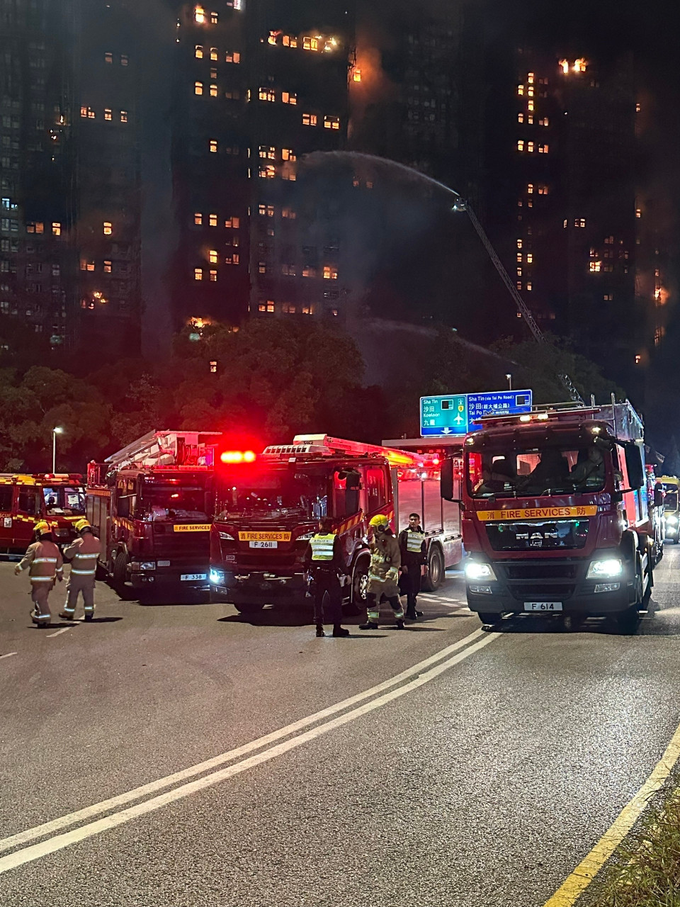 По данным Службы пожарной охраны Гонконга, возгорание произошло в середине дня 26 ноября и было классифицировано на уровне 4 — втором по степени тяжести уровне в системе противопожарного оповещения Гонконга. Инцидент потряс этот финансовый центр, где расположены высотные жилые комплексы и одна из самых высокой плотностей населения в мире. Фото: ВИА.