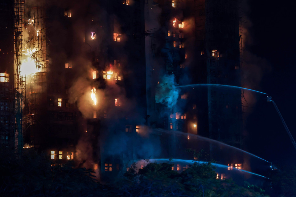 Жилой комплекс находился в процессе ремонта, когда вспыхнул пожар. В ходе тушения огня пожарные обнаружили, что на стенах зданий после возгорания присутствовали защитные сетки и водонепроницаемые покрытия, из-за которых пламя распространялось быстрее, чем при использовании материалов, соответствующих нормам. Полиция уже задержала двух директоров и одного консультанта связанной со строительством компании. Фото: ВИА.