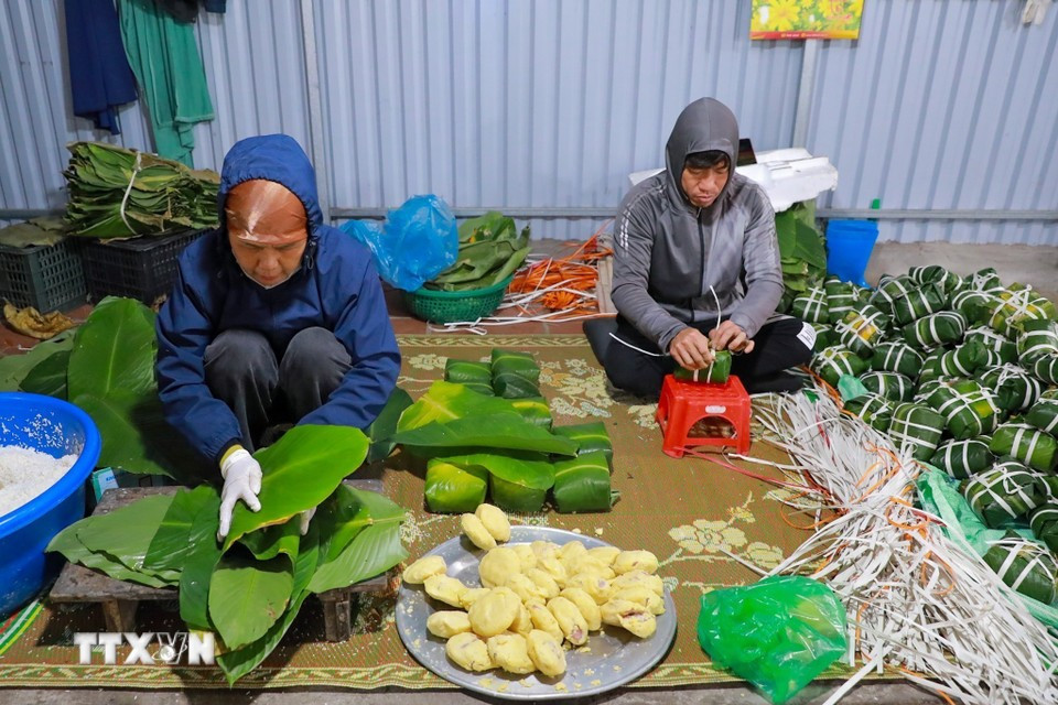 Ловкие руки мастера быстро заворачивают пироги; каждый ровный квадратный сгиб свидетельствует о мастерстве, накопленном за многие годы работы в ремесле. Фото: ВИА.