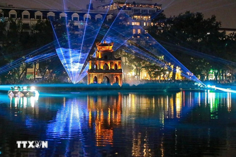 Вечером 24 декабря в районе озеро Хоанкием Народный комитет квартала Хоанкием города Ханой провёл церемонию презентации художественного светового пространства «Озеро Гыом – Башня Черепахи».