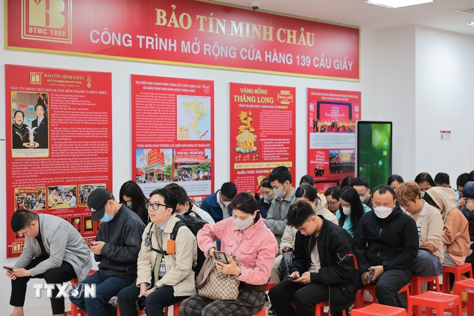 Жители соблюдали порядок и по очереди ожидали возможности совершить покупку в ювелирном магазине на улице Кау Зяй. Фото: ВИА.