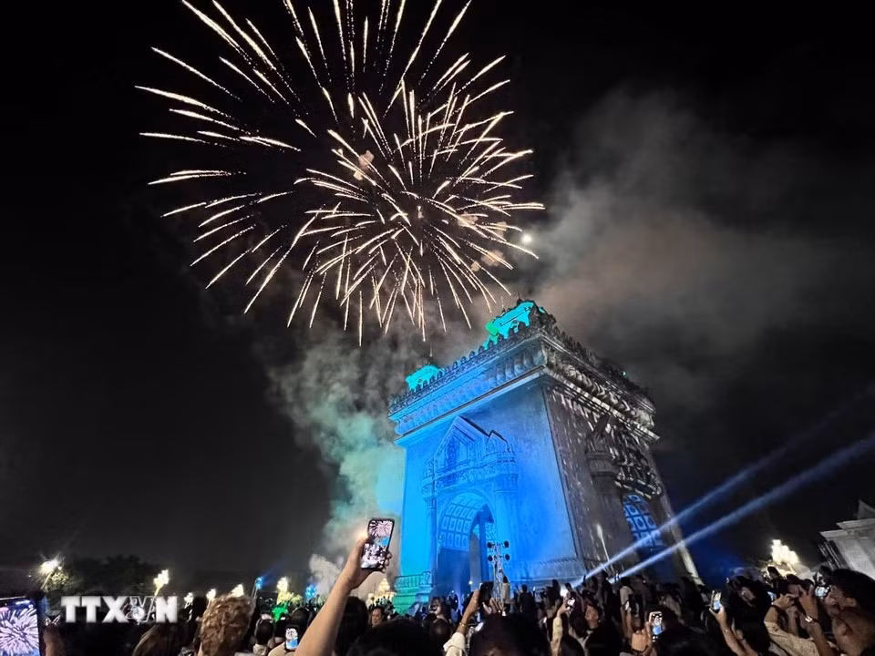 Фейерверк в честь встречи Нового 2026 года в столице Вьентьяне, Лаос. Фото: ВИА.