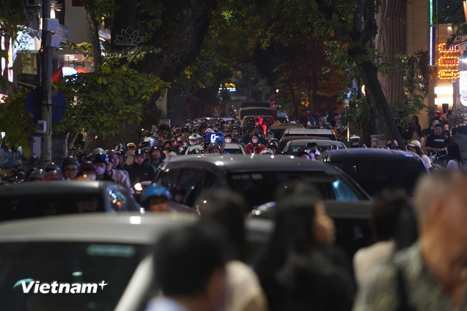 Транспортные средства продвигались вперёд буквально по чуть-чуть на переполненной улице.