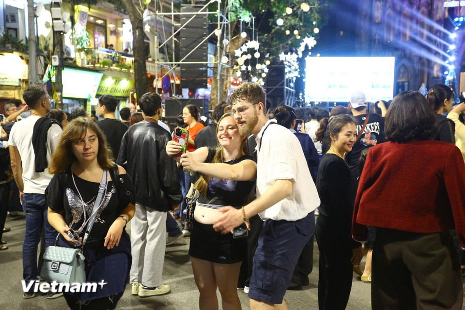Иностранная пара запечатлела памятный момент рождественской ночи в Ханое.