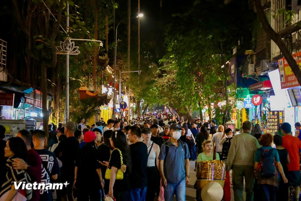 Центральные улицы были переполнены пешеходами, наслаждающимися рождественской атмосферой.