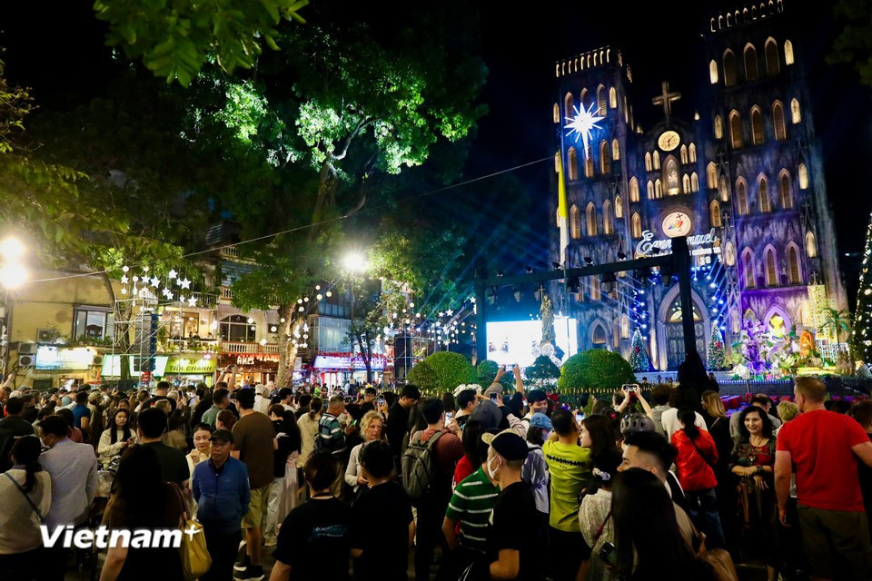 Кафедральный собор сиял в огнях в рождественскую ночь. Поток людей стекался сюда в огромном количестве с вечера и до глубокой ночи.