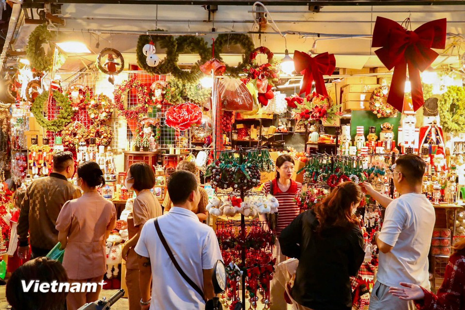 Улица Хангма была заполнена всевозможными товарами для рождественского оформления. Люди толпились, делая покупки, фотографируясь и любуясь красотой нового рождественского сезона.