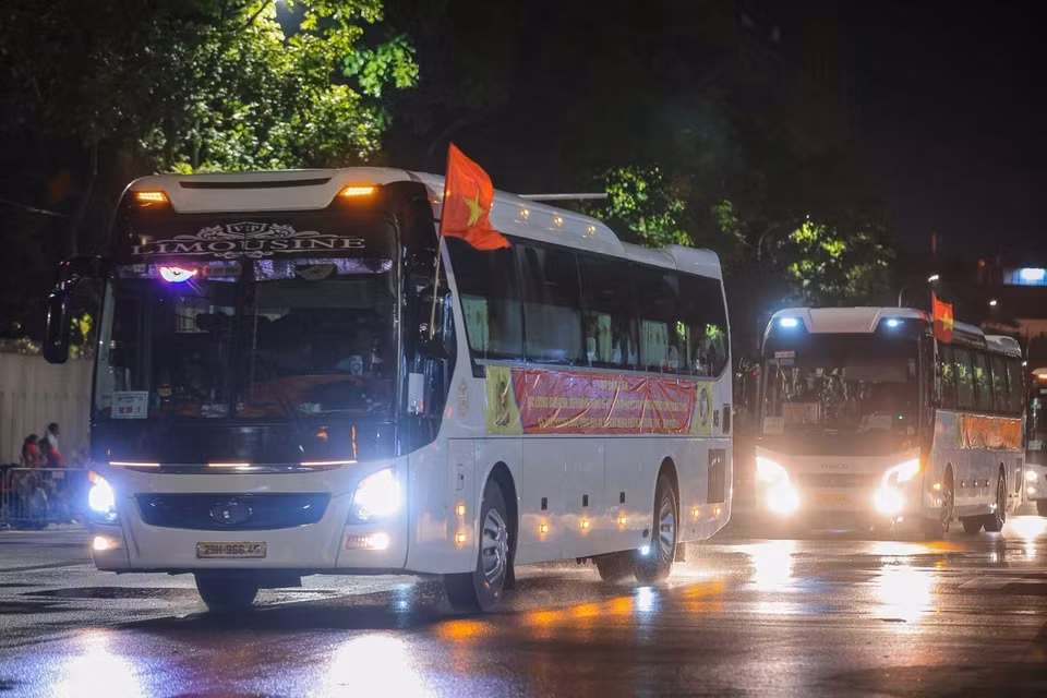Колонны автомобилей с силами, участвующими в параде и шествии, движутся по улице Лиеу Зяй в 1:40. Фото: ВИА.