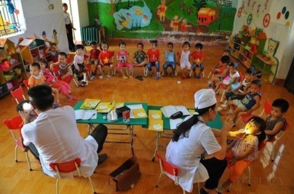 Сектор здравоохранения активно развивался и достиг многих значимых успехов за годы обновления, с особым акцентом на расширение доступа к медицинским услугам для представителей народностей. Фото: ВИА.