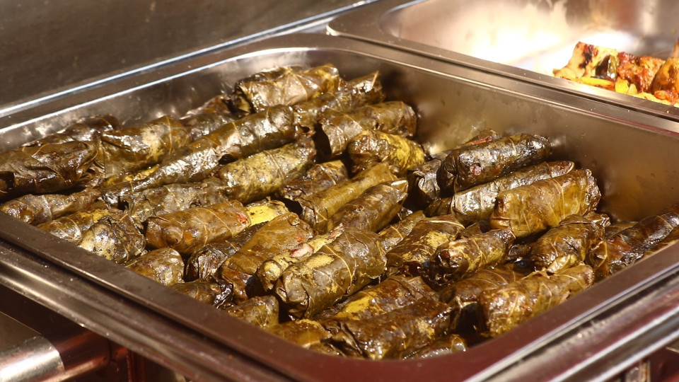 Иранская долма, представленная на фестивале еды, привлекала внимание гостей своим ярким видом и ароматом специй. Традиционные виноградные листья, аккуратно завернутые с начинкой из риса, мяса и пряных трав, поражали гармонией вкуса и нежной текстурой. Посетители с удовольствием пробовали это блюдо, отмечая необычное сочетание свежести и пикантности, которое делает иранскую кухню такой узнаваемой.