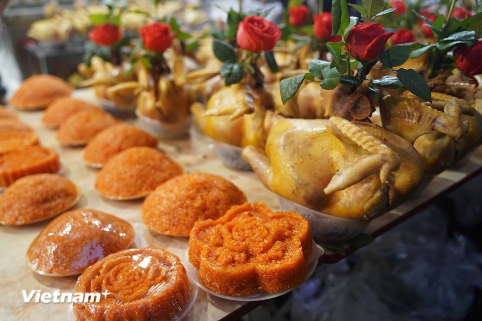 Несмотря на довольно высокую цену, курица здесь остаётся выбором многих людей, поскольку ритуальные куры выглядят очень привлекательно. Фото: Vietnam+.