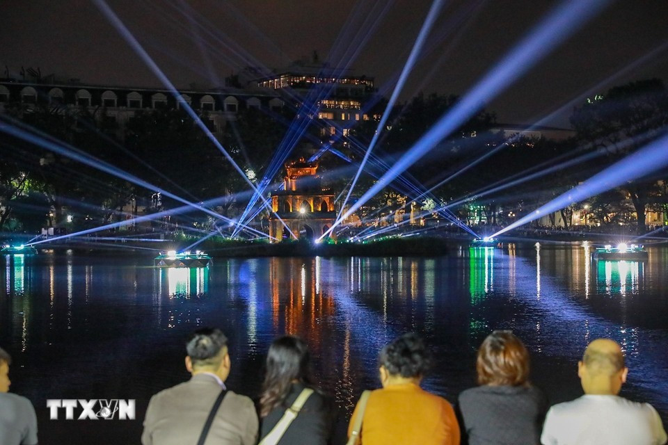 Вечером 24 декабря район вокруг озеро Хоанкием был заполнен жителями и туристами, пришедшими посмотреть и полюбоваться художественное световое пространство, погрузиться в спокойную и тёплую рождественскую атмосферу Ханоя.