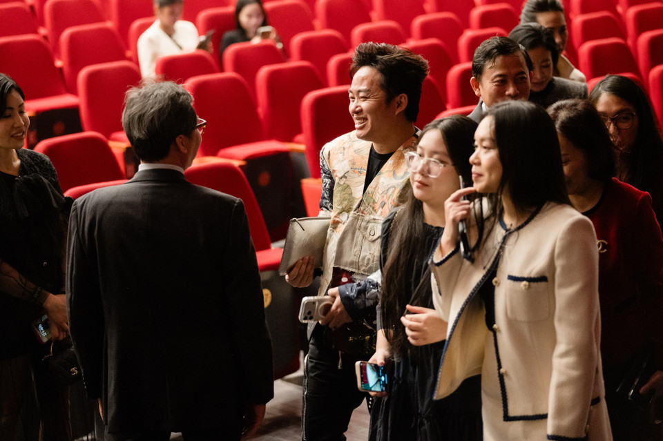 Благодаря то взлетающей, то печальной симфонической музыке, пластичному, но в то же время решительному языку движений, а также условным и метафоричным сценическим решениям произведение создаёт мощный эмоциональный поток, затрагивающий сердце и разум зрителя.