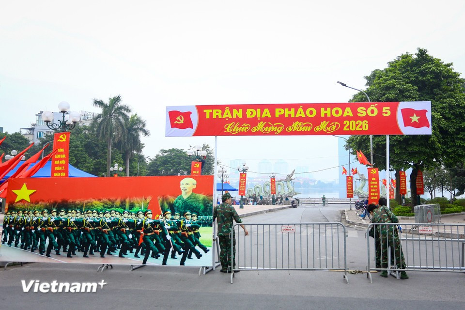 Для подготовки фейерверочного представления, приуроченного к переходу в 2026 год, профильные силы одновременно прибыли на площадки и развернули монтажные работы в соответствии с утвержденным планом. (Фото: Vietnam+)
