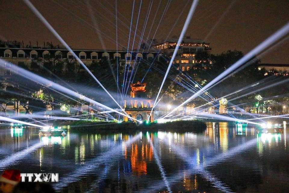 С 18 часов вечера 24 декабря многочисленные жители и туристы собрались вокруг озеро Хоанкием, чтобы дождаться открытия художественного светового пространства «Озеро Гыом – Башня Черепахи».