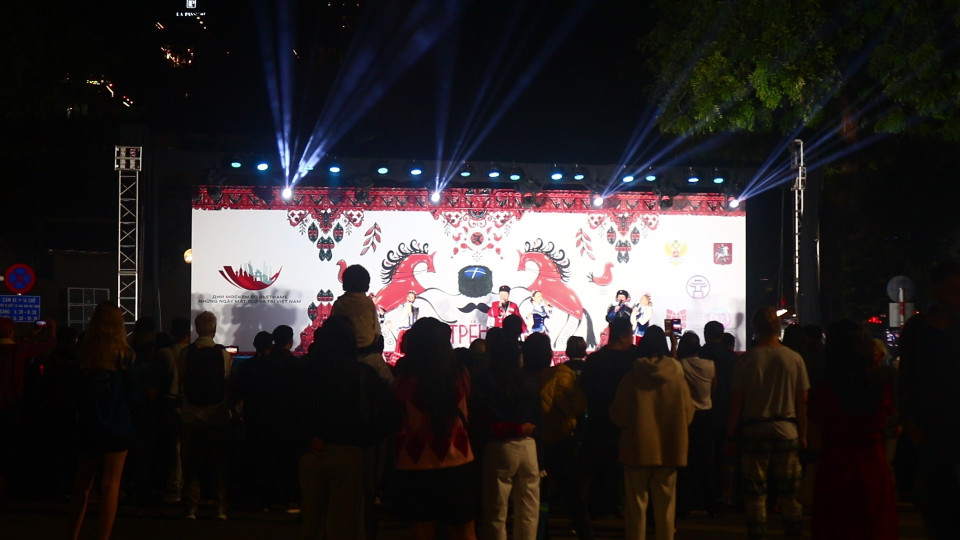 Ханоийцы и туристы тепло приняли артистов и с удовольствием подпевали такие любимые композиции, как «Катюша» и «Подмосковные вечера».